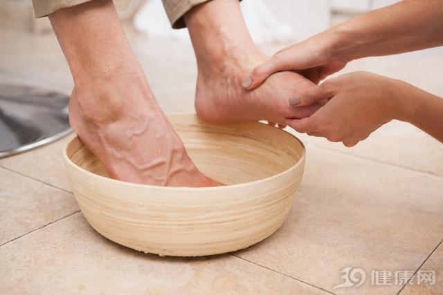 養生不用花大錢：堅持泡腳一個月，四大好處都會體現
