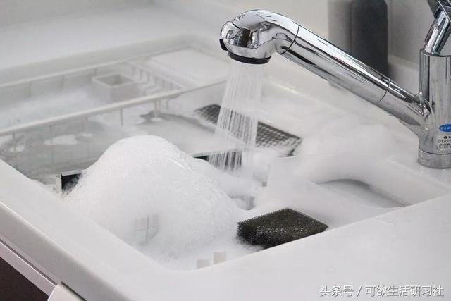 油膩灶台瞬間煥然一新？試了日本10分鐘清潔法，連百潔布都用不上