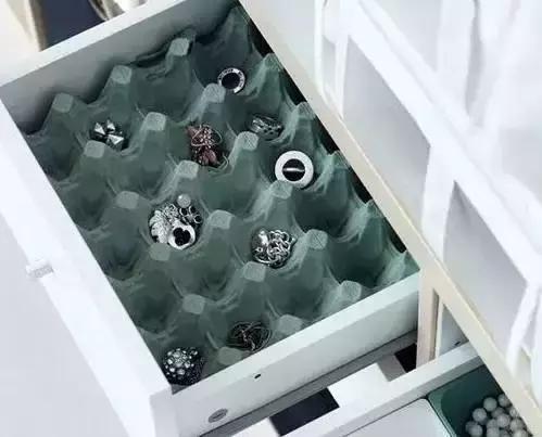 女生必學的「衣櫃收納術」！「4個步驟」立刻省下好多空間！椅子上再也不會亂堆衣服了～～ 