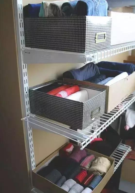 女生必學的「衣櫃收納術」！「4個步驟」立刻省下好多空間！椅子上再也不會亂堆衣服了～～ 