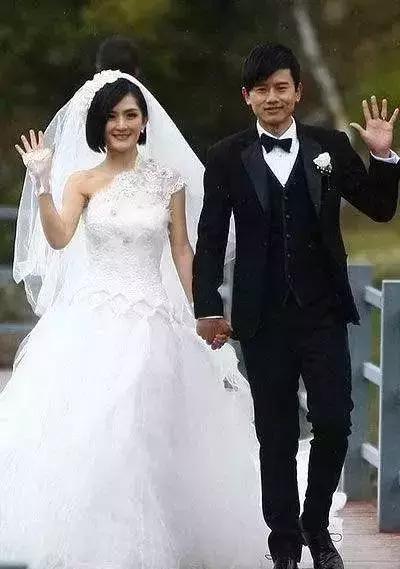 林心如結婚趙薇只給了10萬禮金，而他結婚，趙薇手一揮就是200萬!