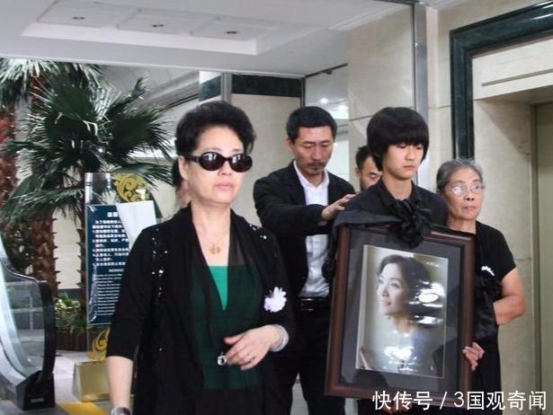 43歲癌症病逝，瞞著家人9年，葬禮上幾百人送行，許晴崩潰大哭！