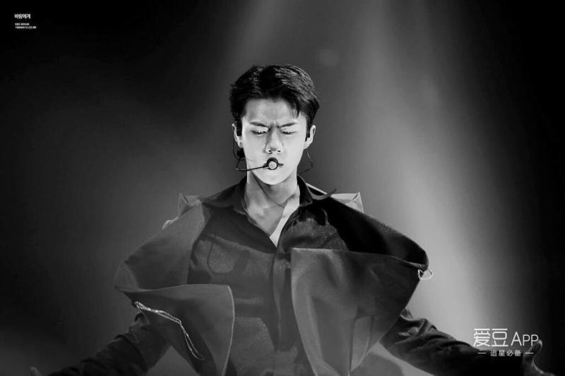 [EXO][分享]181130 坐在女孩子群裡就渾身不舒服的孩子VS 完美融入女生群的孩子