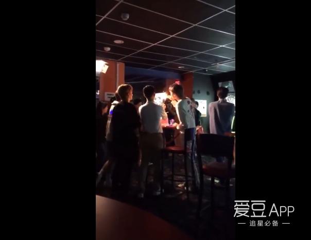 [EXO][分享]181130 坐在女孩子群裡就渾身不舒服的孩子VS 完美融入女生群的孩子