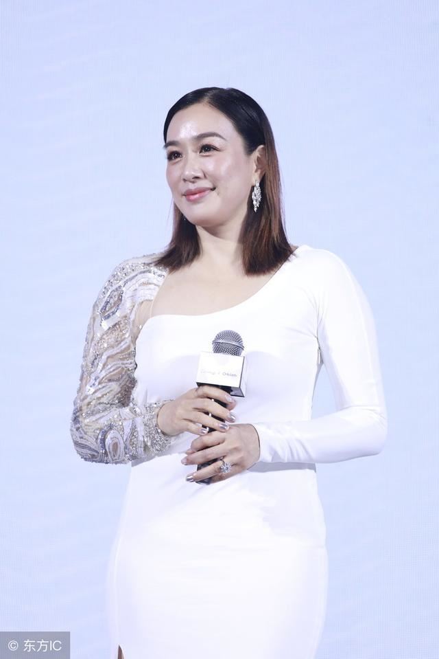 鐘麗緹給婆婆慶生，只差10歲但顏值差距大，一細節暴露婆媳關係！