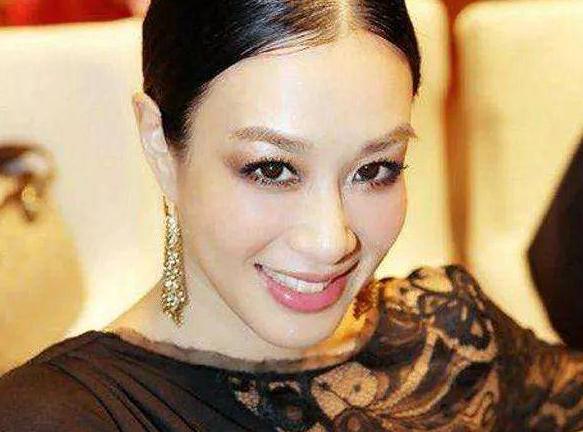 鐘麗緹給婆婆慶生，只差10歲但顏值差距大，一細節暴露婆媳關係！