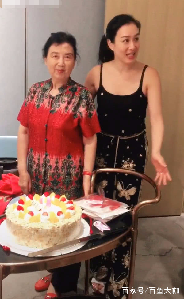 鐘麗緹給婆婆慶生，只差10歲但顏值差距大，一細節暴露婆媳關係！
