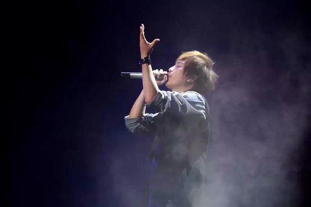 五月天將演唱韓寒新電影主題曲，我耳機都帶好了，韓寒：歌還沒寫