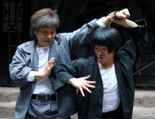 甄子丹打9個小混混不算什麼，他才是真的猛，一人將15個打進醫院 !