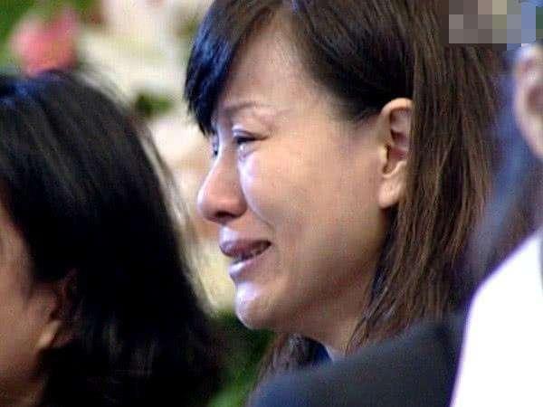 經歷女兒自殺，父親去世，兒子車禍！57歲的她竟毅然重返歌壇！