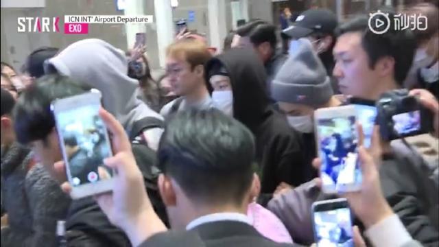 EXO機場遭圍堵，成員彼此攙扶引人淚目，網友：粉絲的愛真可怕！
