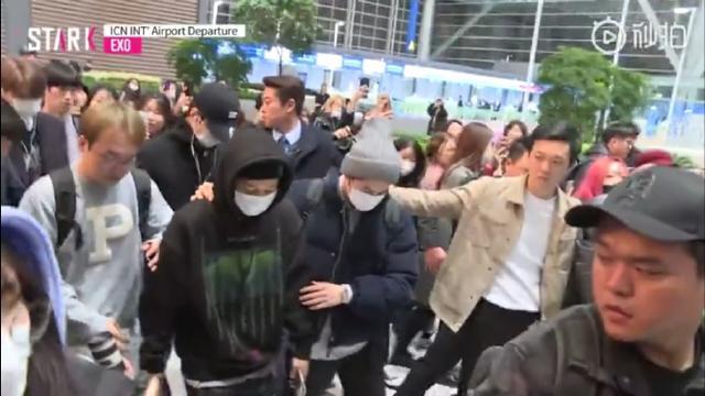 EXO機場遭圍堵，成員彼此攙扶引人淚目，網友：粉絲的愛真可怕！