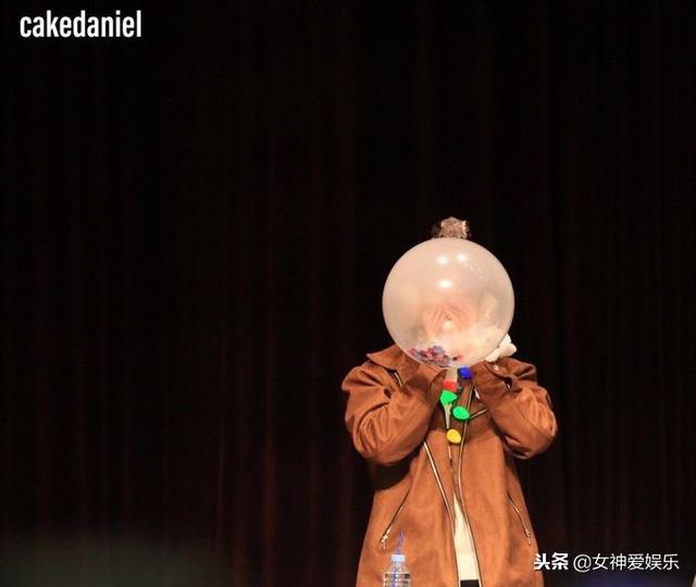 氣球被戳爆！Wanna One成員簽售會上嚇到彈起