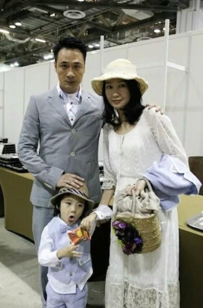  嫁給了愛情！吳鎮宇寵妻21年，老婆從來不用煮飯、做家務，如今47歲的吳太太活得像少女！
