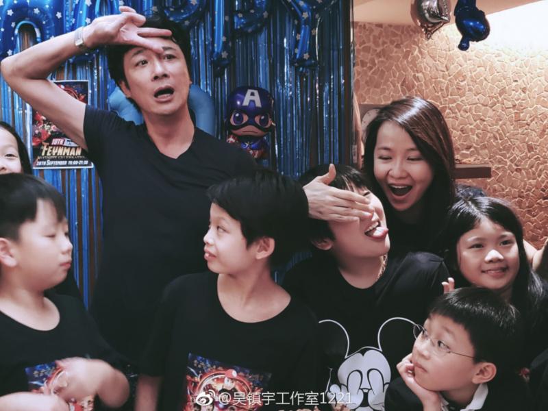  嫁給了愛情！吳鎮宇寵妻21年，老婆從來不用煮飯、做家務，如今47歲的吳太太活得像少女！