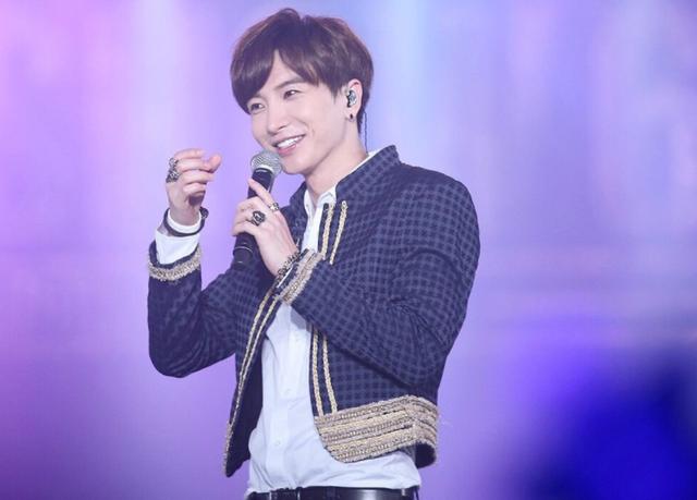 SuperJunior隊長利特更新SNS，配文引粉絲淚目：趕緊找個女友吧！