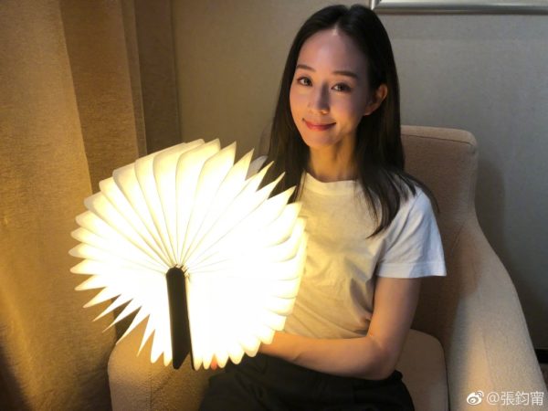 張鈞甯媽媽64歲近照曝光！「超凍齡容貌+白皙皮膚」讓網友驚嘆：「原來是遺傳媽媽好基因！」
