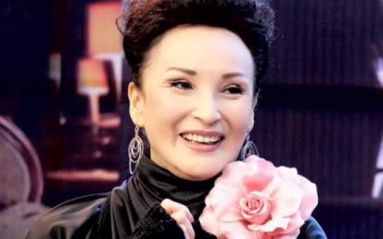 69歲「惡婆婆」陳莎莉兩段婚姻皆失敗，帶著兒子獨身至今！看了她身邊的兒子，網友：苦盡甘來！