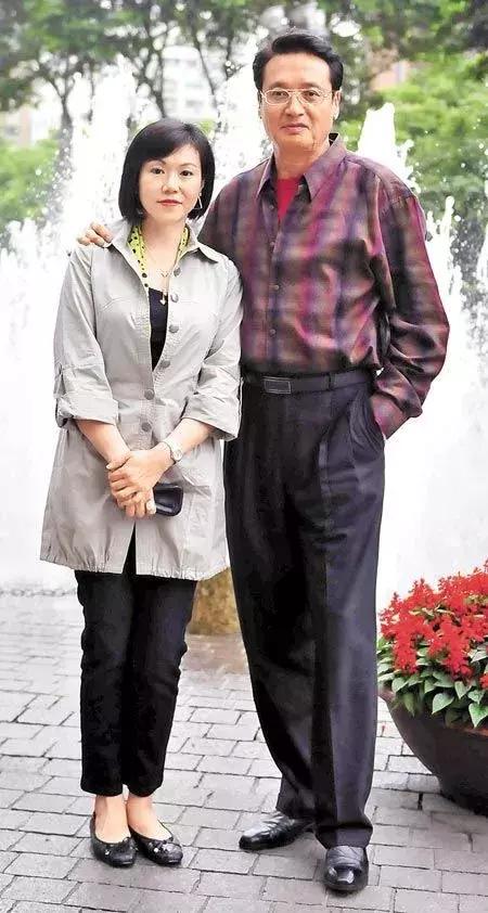 他是瓊瑤眼中「最漂亮的男人」，近照曝光差點認不出！看了他身邊的妻子，網友：真愛無疑！ 