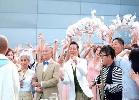 陪伴劉德華30年沒有婚禮，52歲的天王嫂不再年輕，卻是最美的女人!