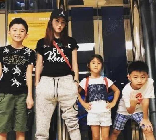 張柏芝帶兩個兒子逛街，謝賢一個電話讓她落淚，網友：好家長！