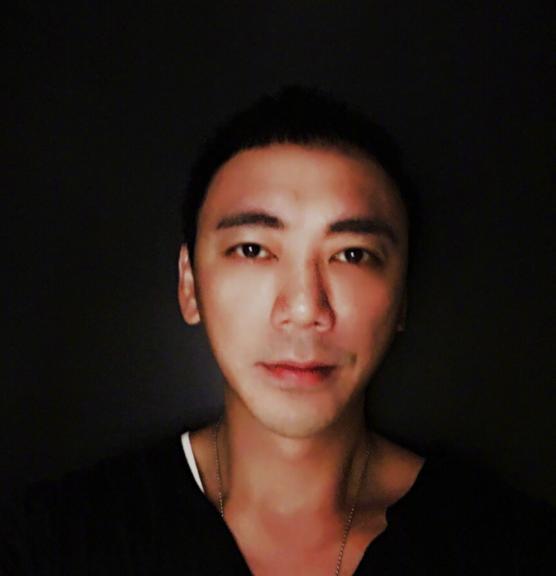 阿信意外上熱搜，機場安檢言辭不當被停職，當事人回應卻十分暖心