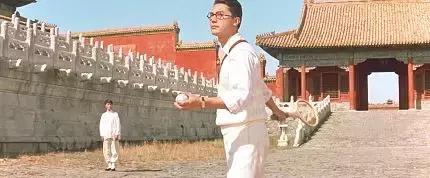 淡出影壇近10年，66歲尊龍近照曝光認不出，但是看了他年輕時的照片，網友：難怪當年被譽為東方第一美男！