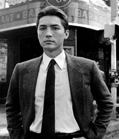 淡出影壇近10年，66歲尊龍近照曝光認不出，但是看了他年輕時的照片，網友：難怪當年被譽為東方第一美男！