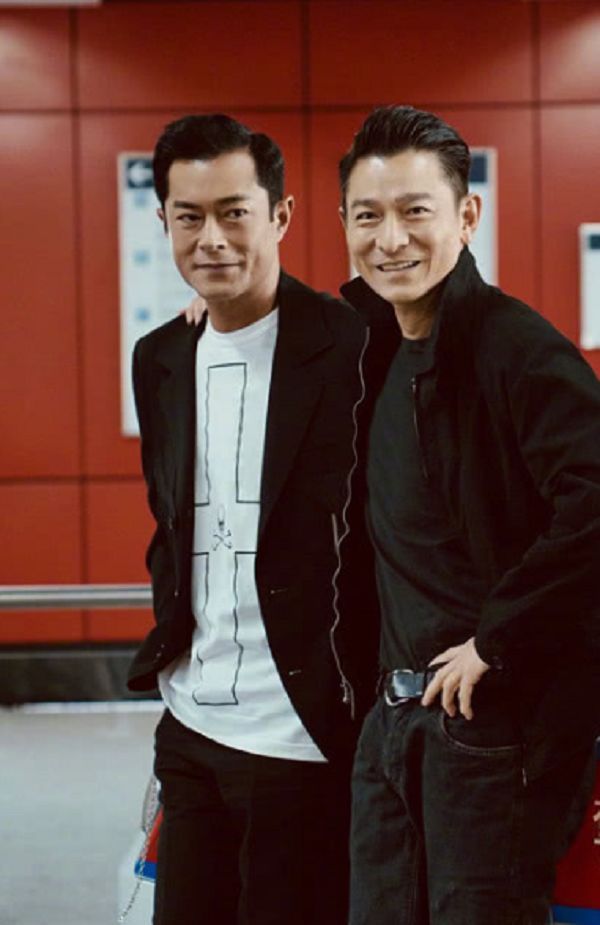 劉德華和誰合影都是一臉微笑，唯獨在她面前，天王的形象都不顧了!