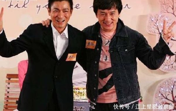 劉德華和誰合影都是一臉微笑，唯獨在她面前，天王的形象都不顧了!