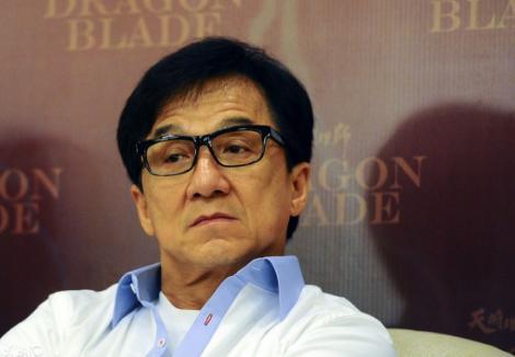 56億家產全部捐出，終生不與成龍合作，有6輛豪車卻從不炫富！