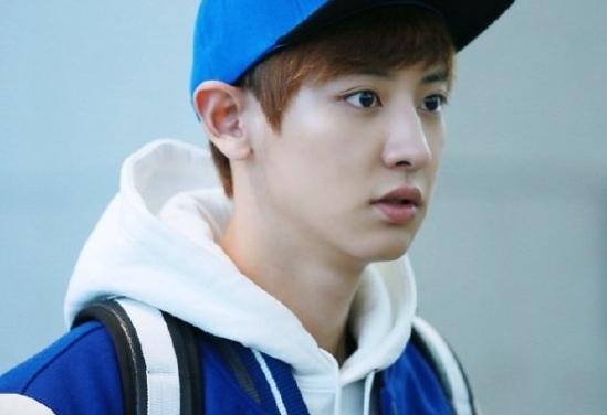 EXO燦烈世勛搭「廉航」回韓，開心亮相機場！網友：學學人家