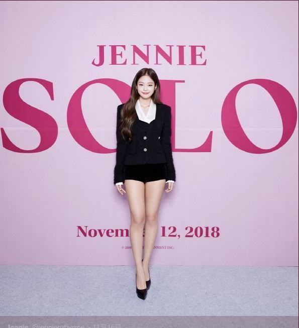 表演「扯下自己衣服」刻意走光搶頭版！Jennie自導自演黑暗面被起底…網驚：也太誇張