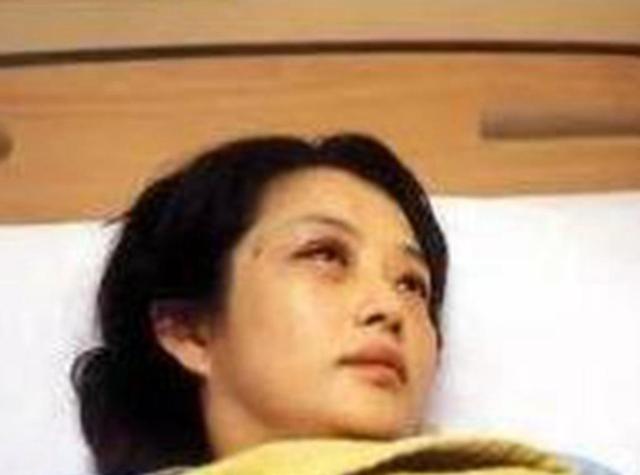 娛樂圈最慘女星，嫁入豪門13天被砍斷手指，懷孕15周被踢流產!