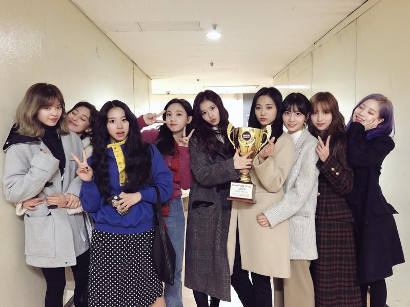 [TWICE][分享]181123 遲來的冠軍秀一位認證照開心心情溢於言表
