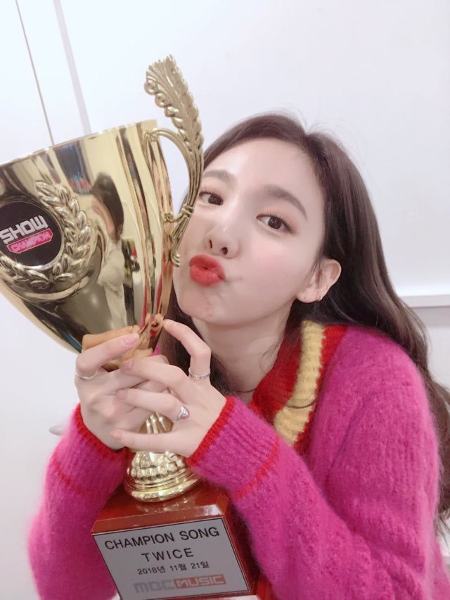 [TWICE][分享]181123 遲來的冠軍秀一位認證照開心心情溢於言表