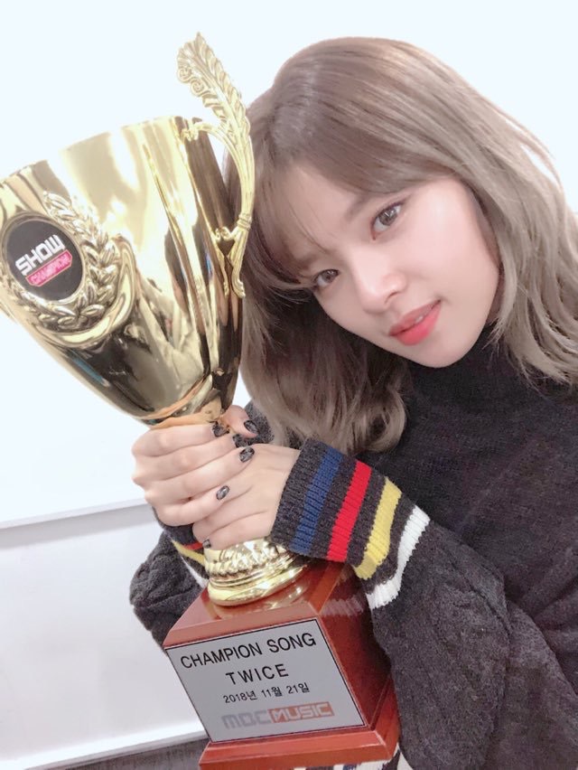 [TWICE][分享]181123 遲來的冠軍秀一位認證照開心心情溢於言表