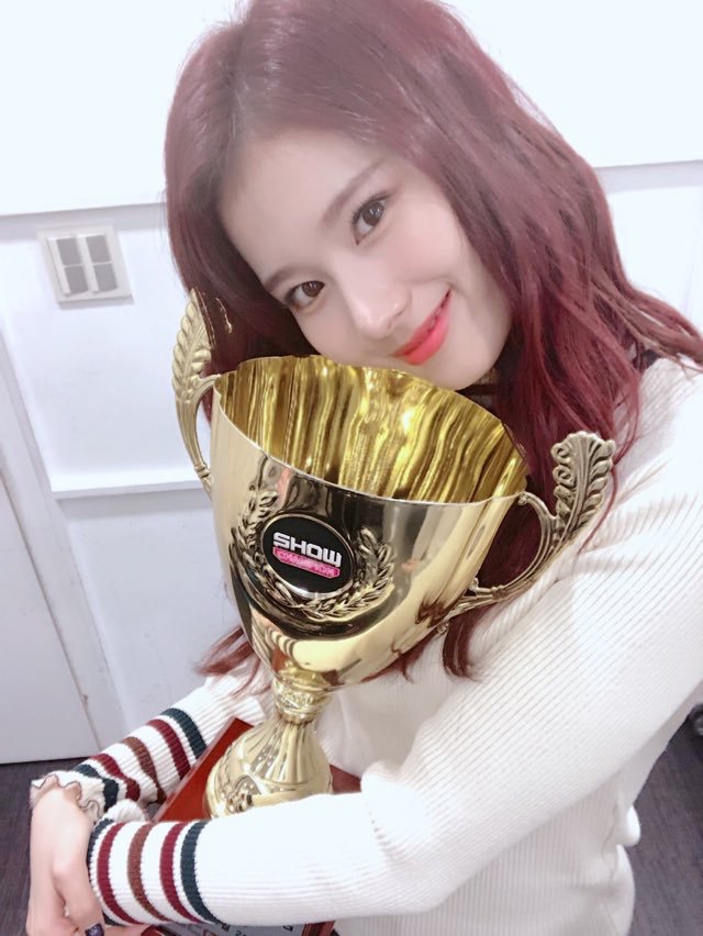 [TWICE][分享]181123 遲來的冠軍秀一位認證照開心心情溢於言表