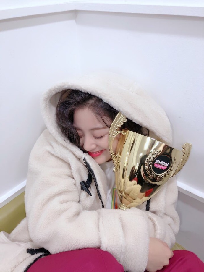 [TWICE][分享]181123 遲來的冠軍秀一位認證照開心心情溢於言表