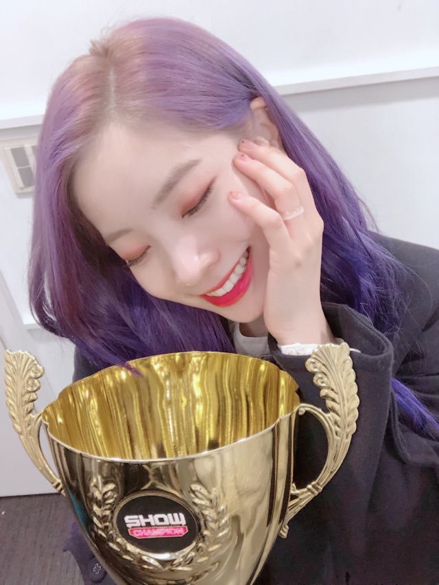 [TWICE][分享]181123 遲來的冠軍秀一位認證照開心心情溢於言表