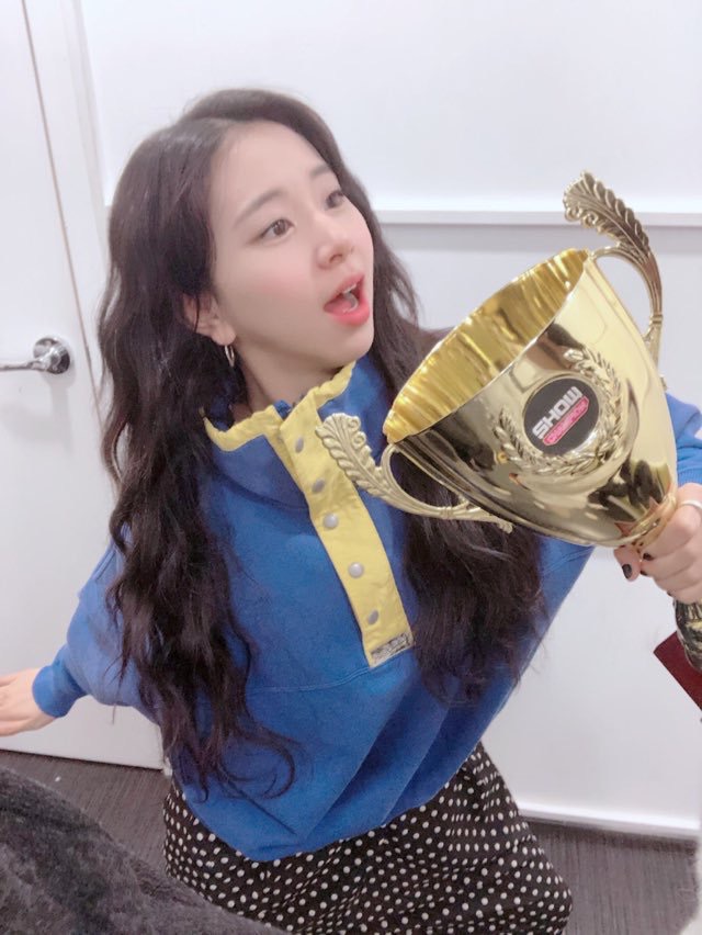 [TWICE][分享]181123 遲來的冠軍秀一位認證照開心心情溢於言表