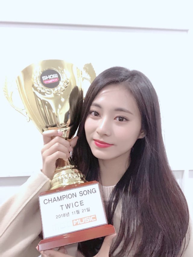 [TWICE][分享]181123 遲來的冠軍秀一位認證照開心心情溢於言表