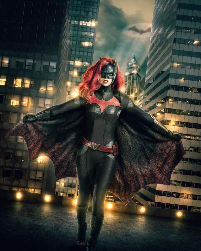 DC《異世界》劇照 閃電俠綠箭互換老婆、黑超蝙蝠女俠驚艷亮相