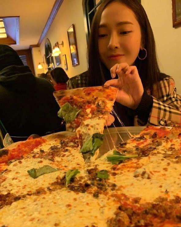 鄭秀妍曬巴黎生活照，大吃披薩充滿食慾，清新可愛，網友：羨慕！