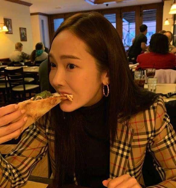 鄭秀妍曬巴黎生活照，大吃披薩充滿食慾，清新可愛，網友：羨慕！