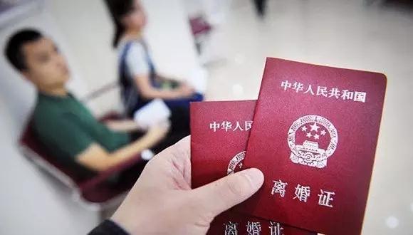 離婚三年前妻沒改嫁，男子想趁機復婚，敲開門後，他尖叫三聲離開