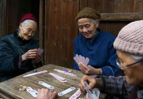 婆婆只顧打牌拒絕看孫子，兒媳無奈辭職，第二天，婆婆求媳婦上班