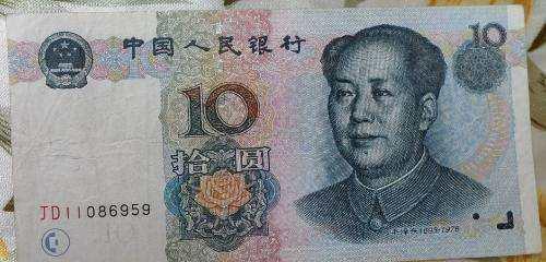 婚禮上俺給公婆敬酒，婆婆扔下十塊錢在地上，老公指地下俺樂了