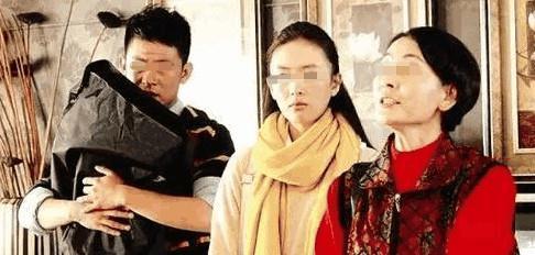 婚禮上俺給公婆敬酒，婆婆扔下十塊錢在地上，老公指地下俺樂了