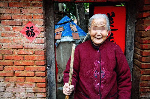 女子想買房，婆婆給三十萬現金，上門拿錢時，瞧見袋子，扔錢就跑